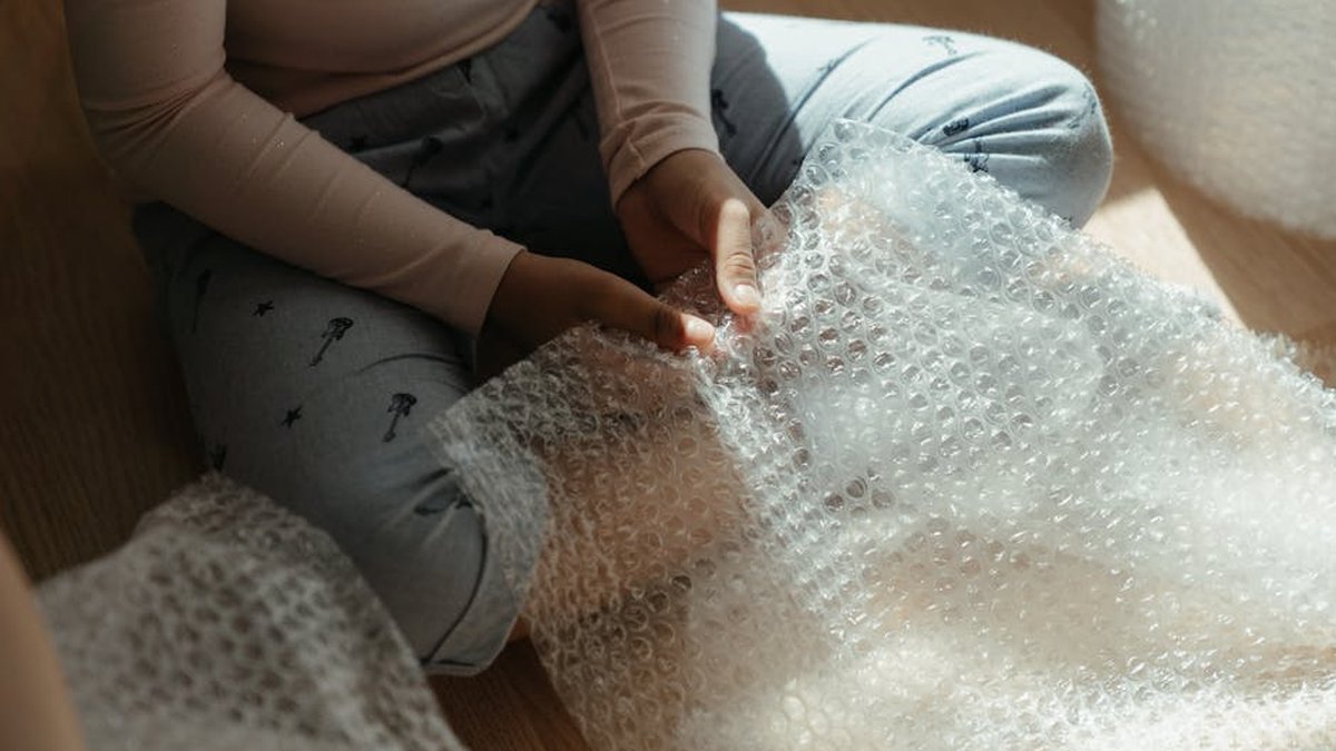 How to Choose Bubble Wrap: UK Widths, Cost Per Metre & Efficiency Tips