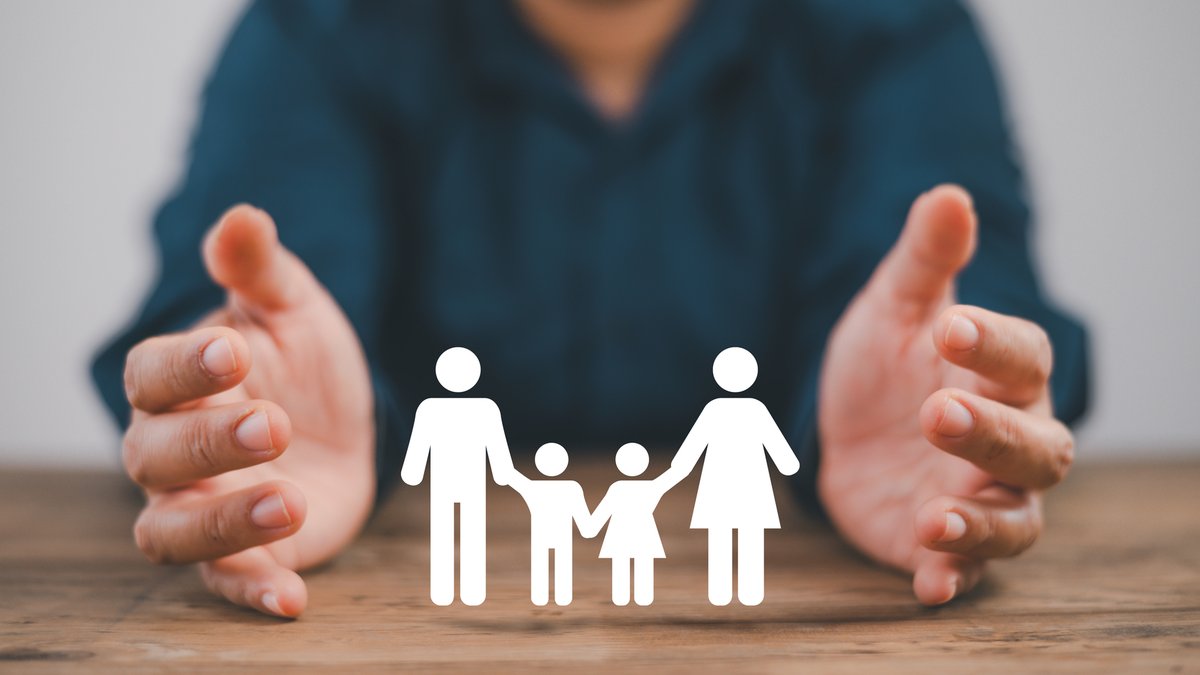 Term Life vs Whole Life Insurance: Which is Better for Private Family Banking?