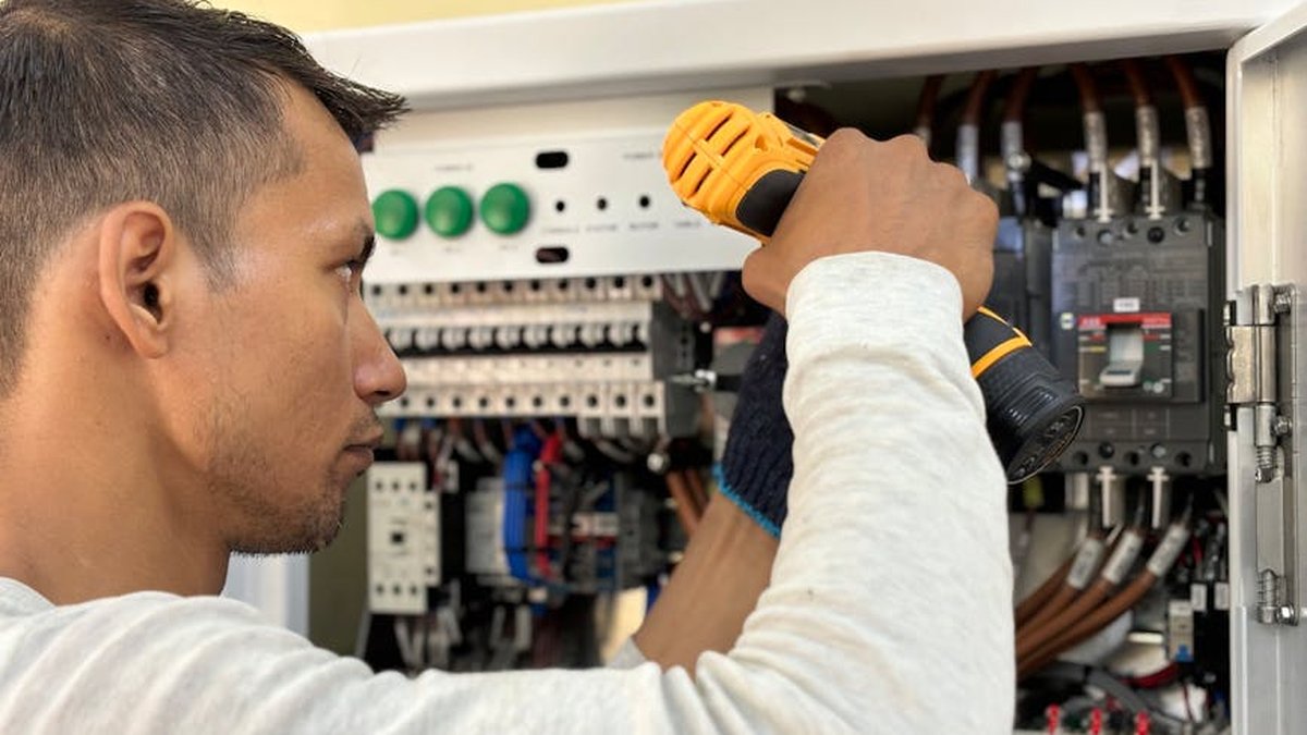 When to Call an Emergency Electrician: New Haven Experts' Warning Signs