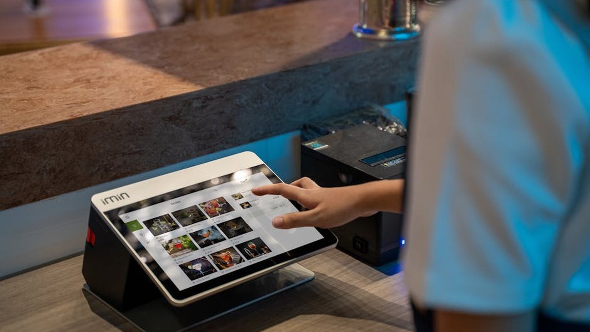 Digital Signage for Restaurants: How Kiosks Improve Sales & Customer Engagement