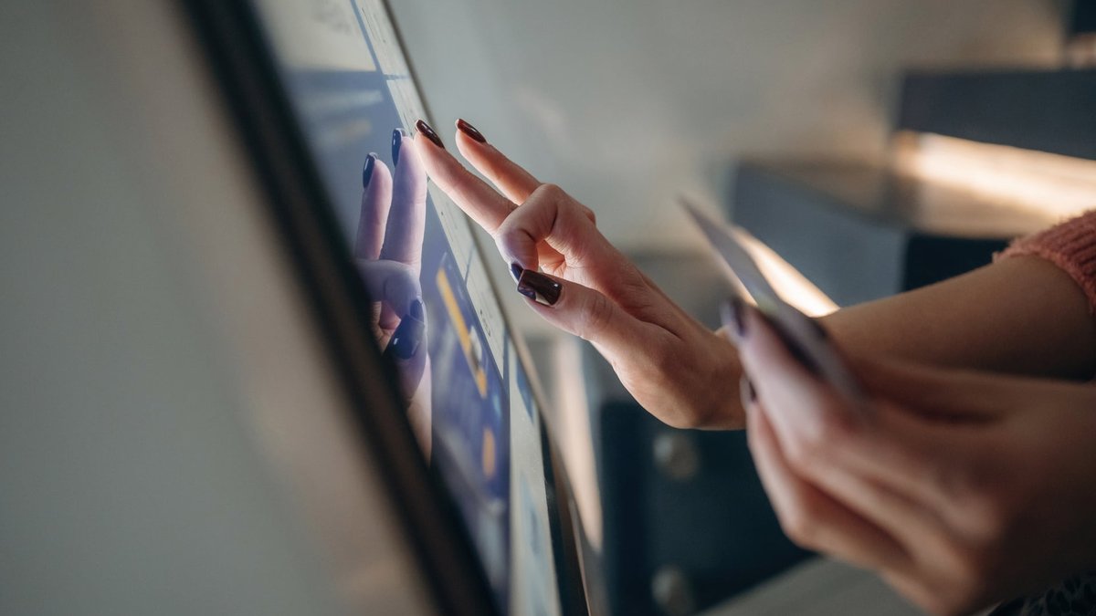 Digital Signage For SMBs: How Interactive Solutions Improve Customer Engagement