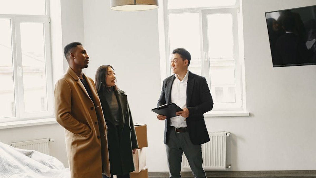 How To Choose A Real Estate Agent: Questions to Ask & Warning Signs To Watch For