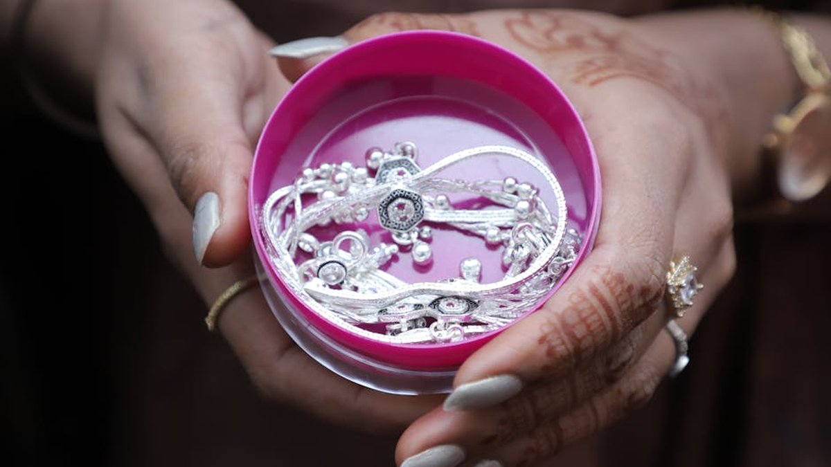 How to Clean Sterling Silver Jewelry: Tarnish Removal & Prevention Tips