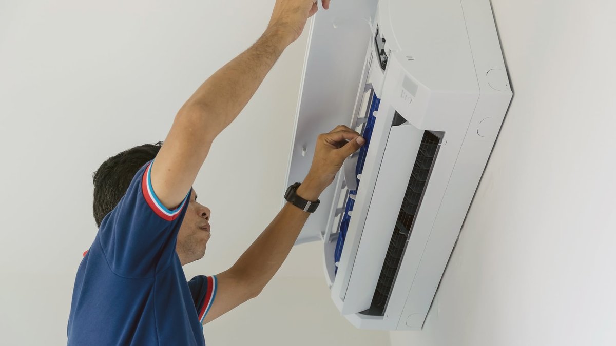 How To Detect AC Refrigerant Leaks At Home: Warning Signs & What To Do
