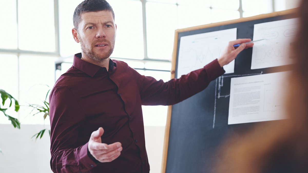 How To Promote Your Coaching Business in AI Search: AEO vs SEO for Coaches