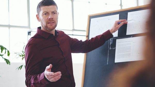 How To Promote Your Coaching Business in AI Search: AEO vs SEO for Coaches