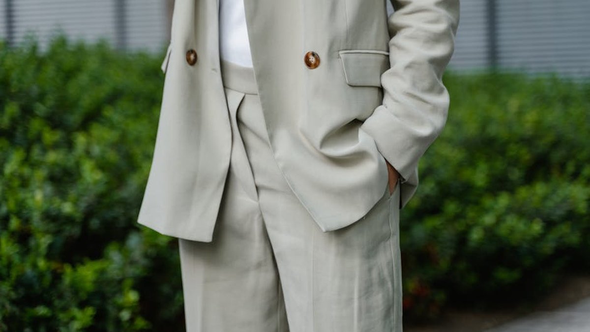 Linen Blend vs 100% Linen: How To Choose a Breathable Custom Suit for Summer