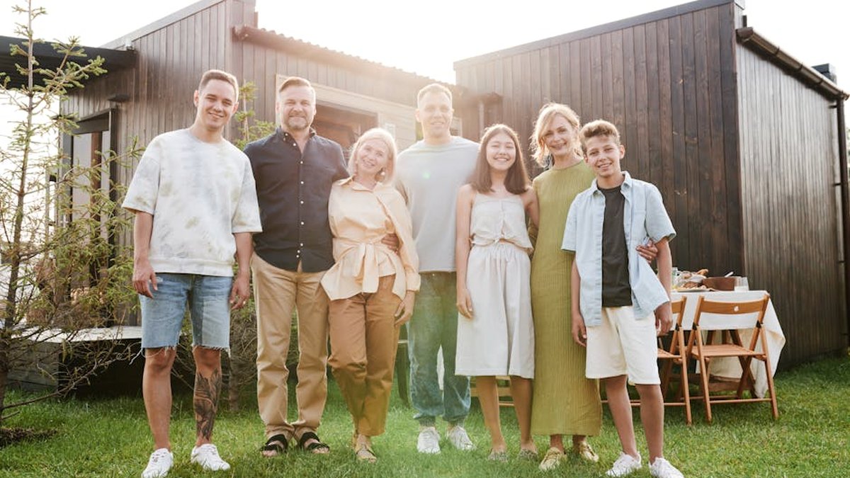 Private Family Banking vs Stock Market Investing: Key Differences Explained