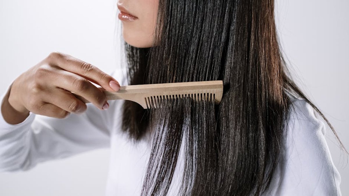 Seasonal Hair Loss: How Long It Lasts, Triggers & Natural Solutions