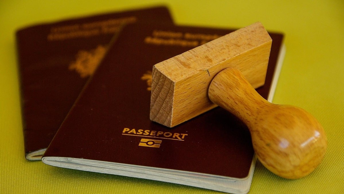 What Is a Customs Broker? Licensing, Services, and When You Need One