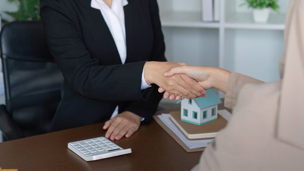 Can You Do Conveyancing Yourself in England? Experts Reveal the Risks