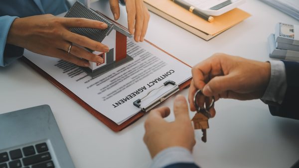 Conveyancing When Buying a House in the UK: Process & Solicitor Fees Explained