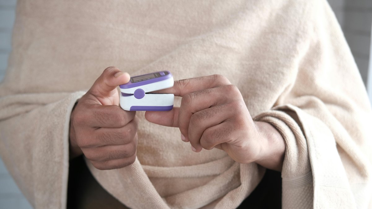 How a Pulse Oximeter Works: Blood Oxygen Levels, Accuracy & Limitations