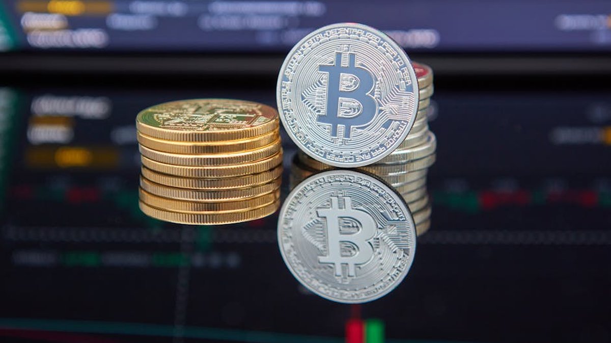 How to Protect Crypto Assets From Volatility: Bitcoin & Stablecoins Strategies