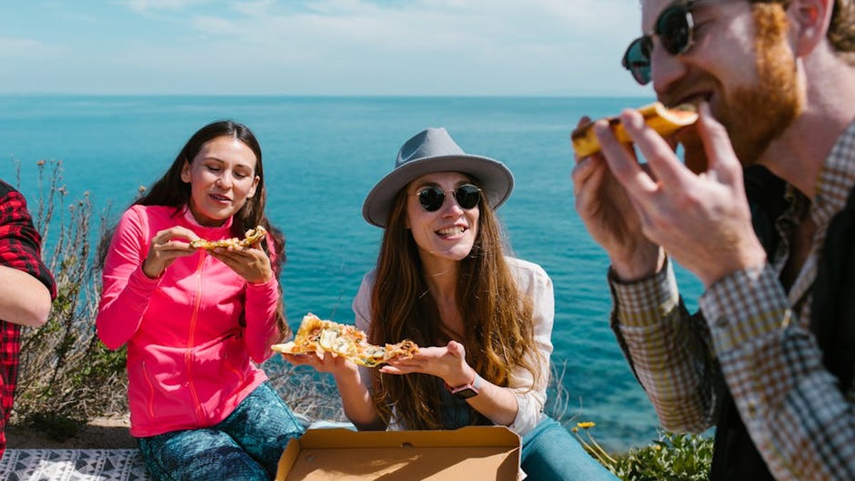 How To Transport Pizza And Keep It Hot During A Road Trip: No More Soggy Bites