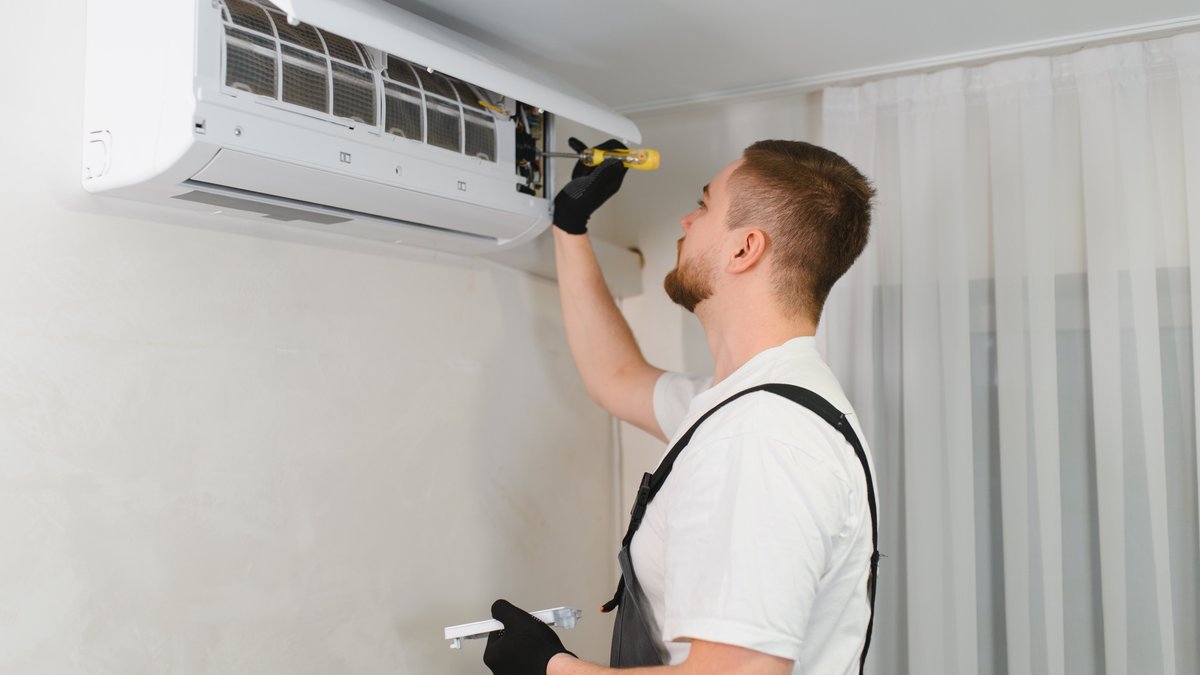 AC Repair Vs. Replacement: Texas HVAC Experts Explain Warning Signs & Factors