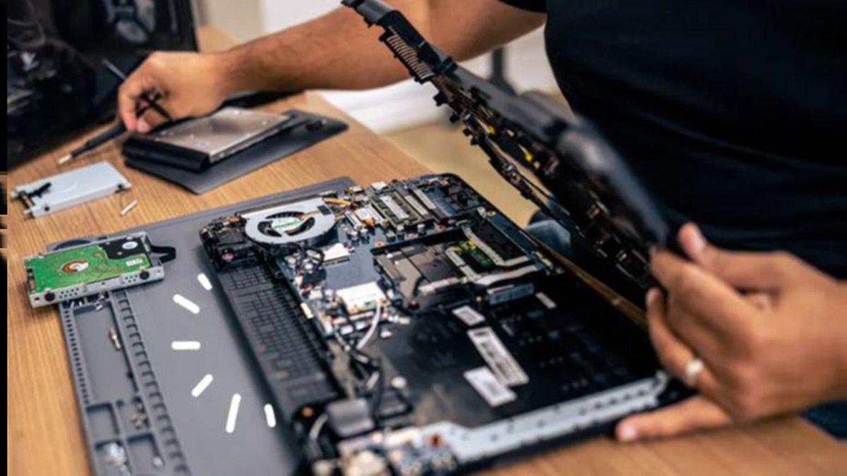 Central Florida Techs Deploy Micro-Soldering to Stop Premature Laptop Upgrades
