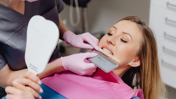 Discoloured Teeth Treatment: Nottingham Dentist Explains Veneers & Other Options