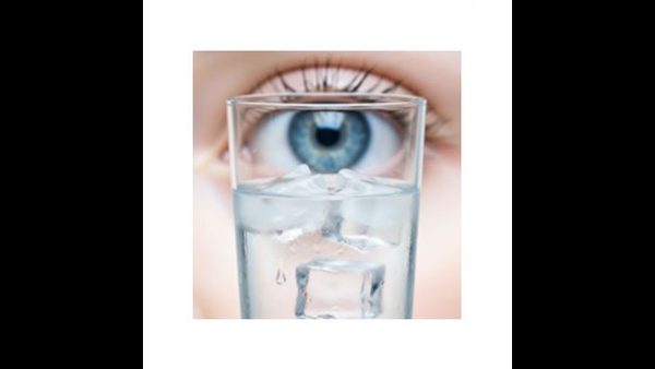 How to Hydrate Effectively to Reduce Dry Eye Symptoms: A Practical Guide