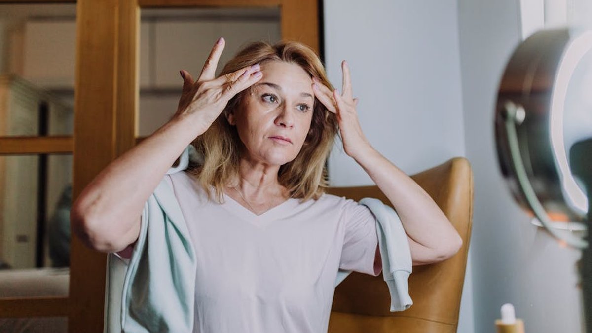How to Manage Menopause Symptoms Naturally: Diet, Sleep & Mood Support