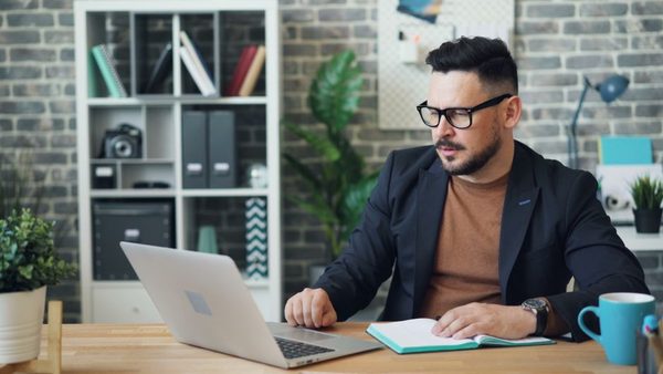 How to Use AI to Start an Online Business in 2026: Skills Every Beginner Needs