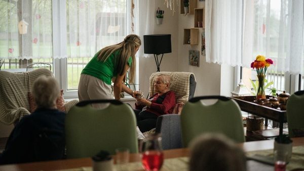 In-Home Care vs Nursing Home: Houston Experts Compare Senior Care Options