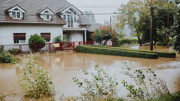 Selling a Flood-Damaged House Fast: Cash Offers vs. the Traditional Path