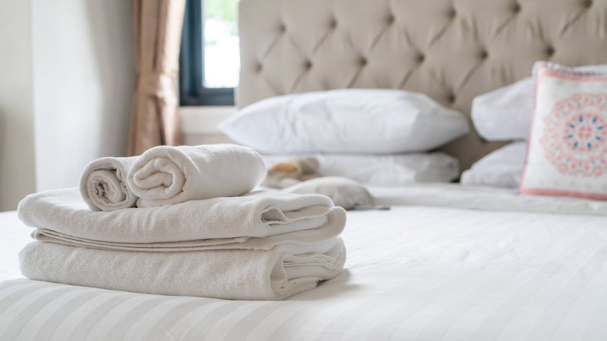 Silk vs Cotton Bed Sheets For Comfort & Sleep Quality: Comparison Guide Released