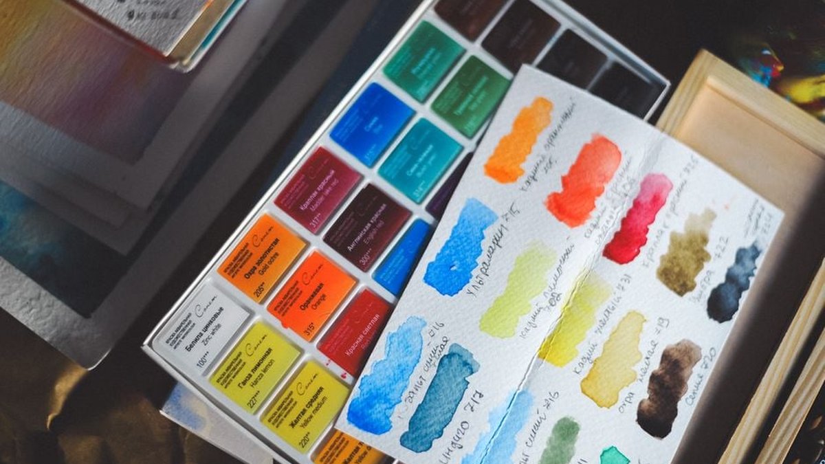 How Many Watercolors Do I Need for a Palette? Minimum, Standard & Tips