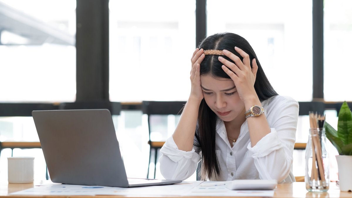 How To Stop Overthinking: What Therapists and New AI Research Now Suggest
