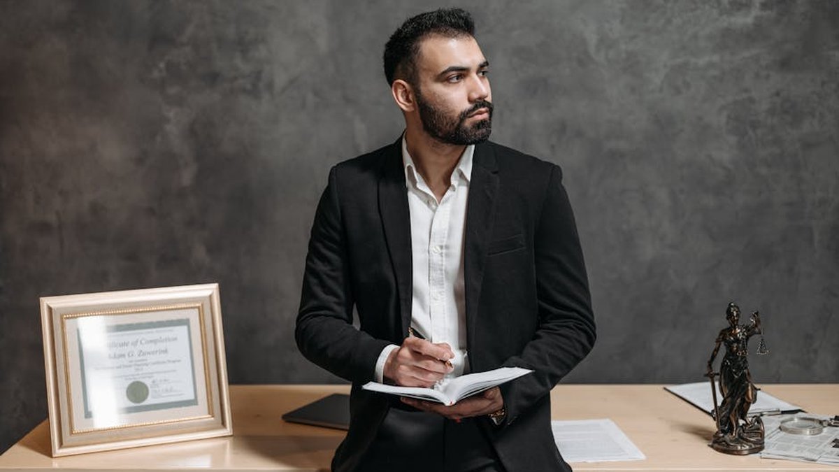 Law Firm Marketing Strategy: How AI Helps Identify Client Acquisition Gaps
