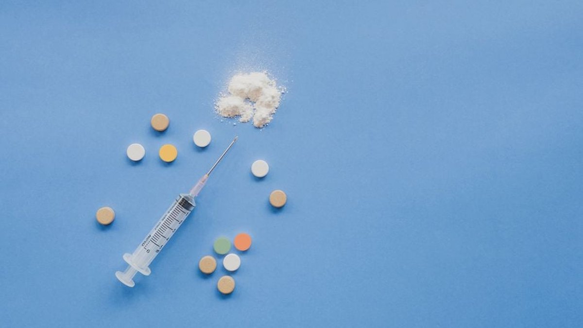 Physical & Behavioral Warning Signs Of Teenage Fentanyl Use: Guide Released