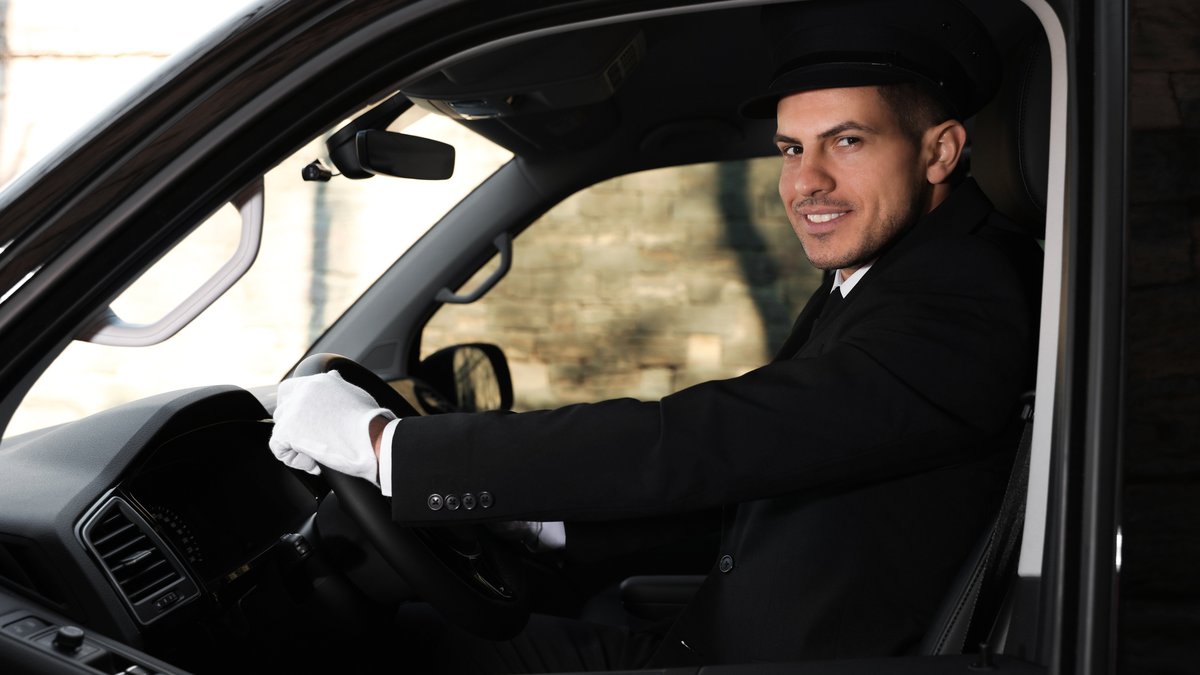 Car Service vs. Taxi for PHL Airport Transfers: Which Is the Better Choice?