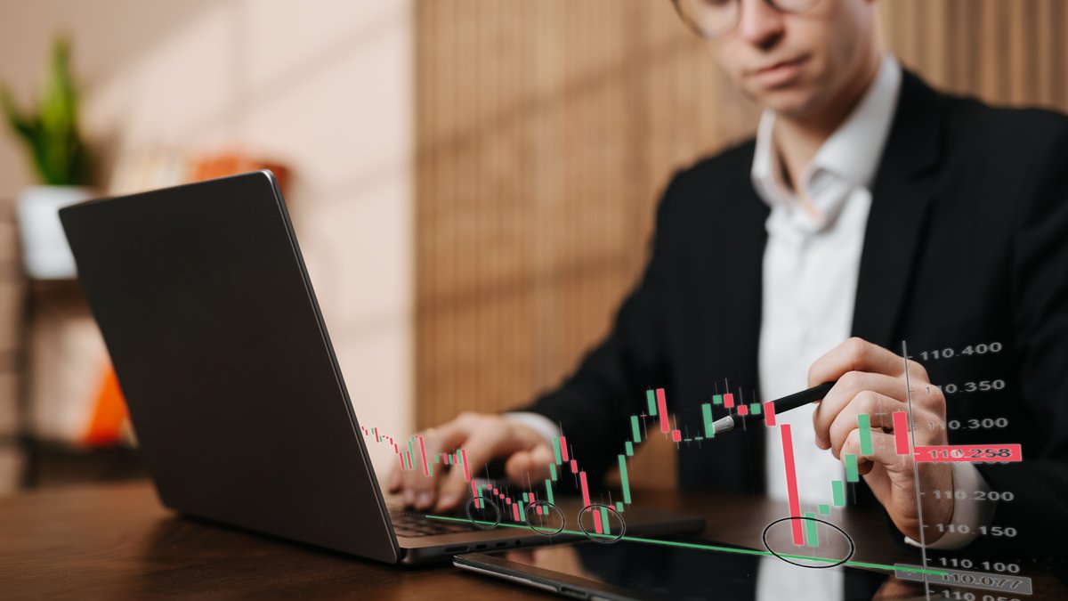 Fake Review Detection: What Traders Should Check Behind Negative Online Content