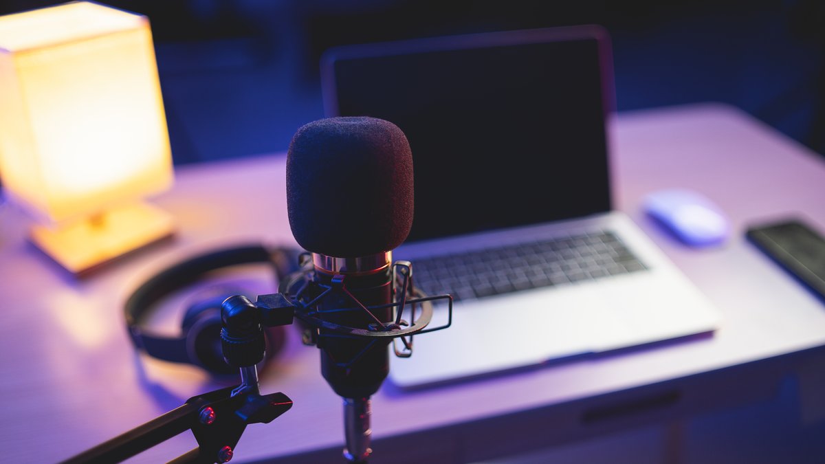 Influencer Marketing vs Brand Ambassador Programs: What’s the Difference?