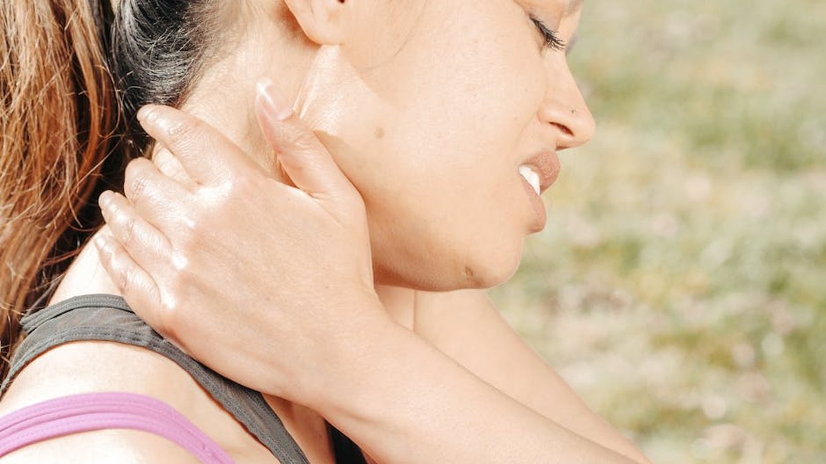 Neck Pain After the Gym: Top Causes & Expert Tips for Effective At-Home Relief