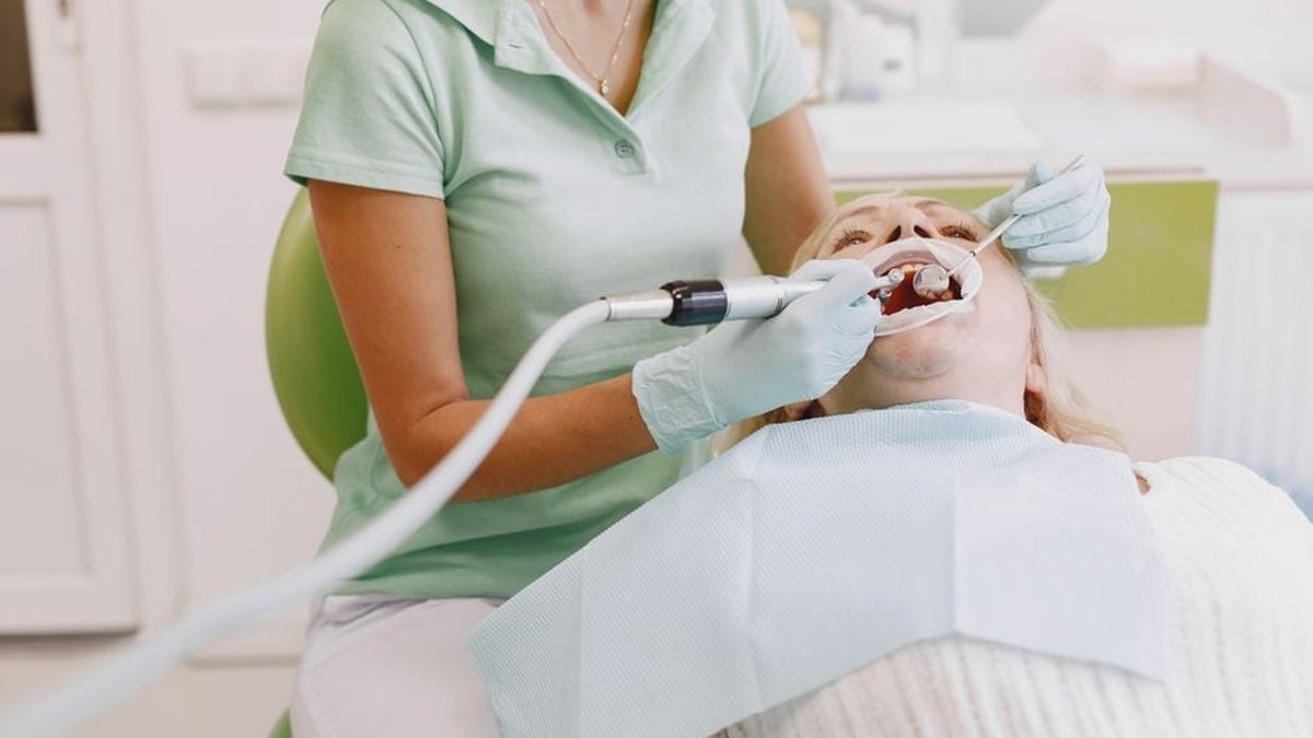 Teeth Cleaning in Nottingham: Expert Breaks Down Price & How It Works