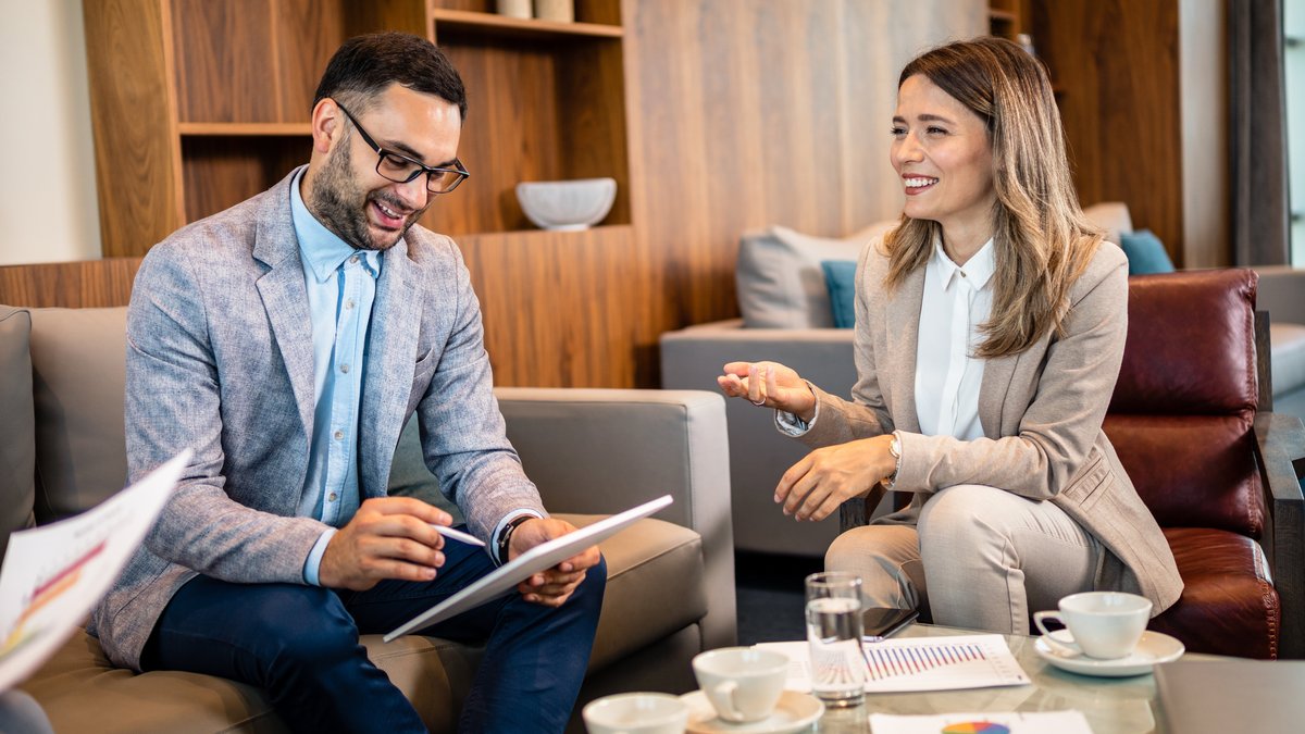 AEO For Financial Advisors: How To Build The Trust Signals AI Search Relies On