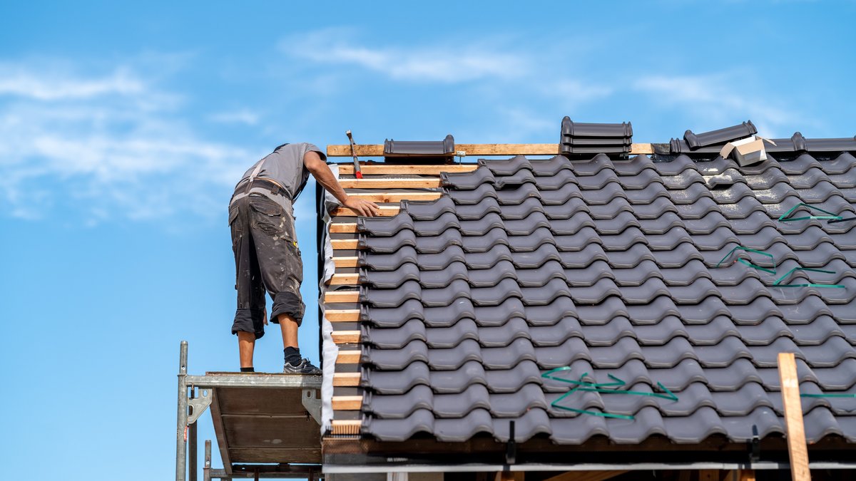 Lead Generation For Roofing Contractors: 5 Methods For Business Growth